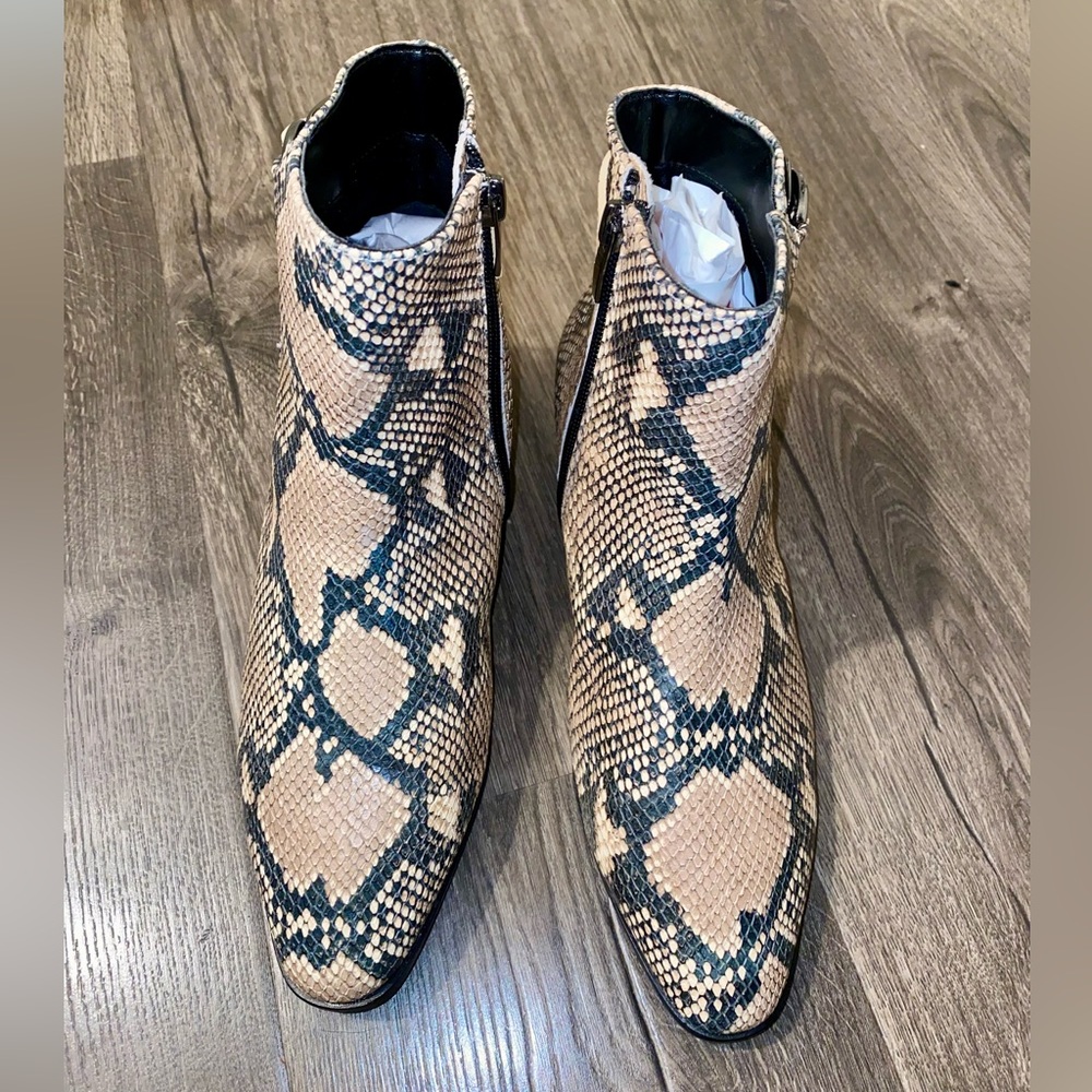 NWT Steve Madden Python print size 9